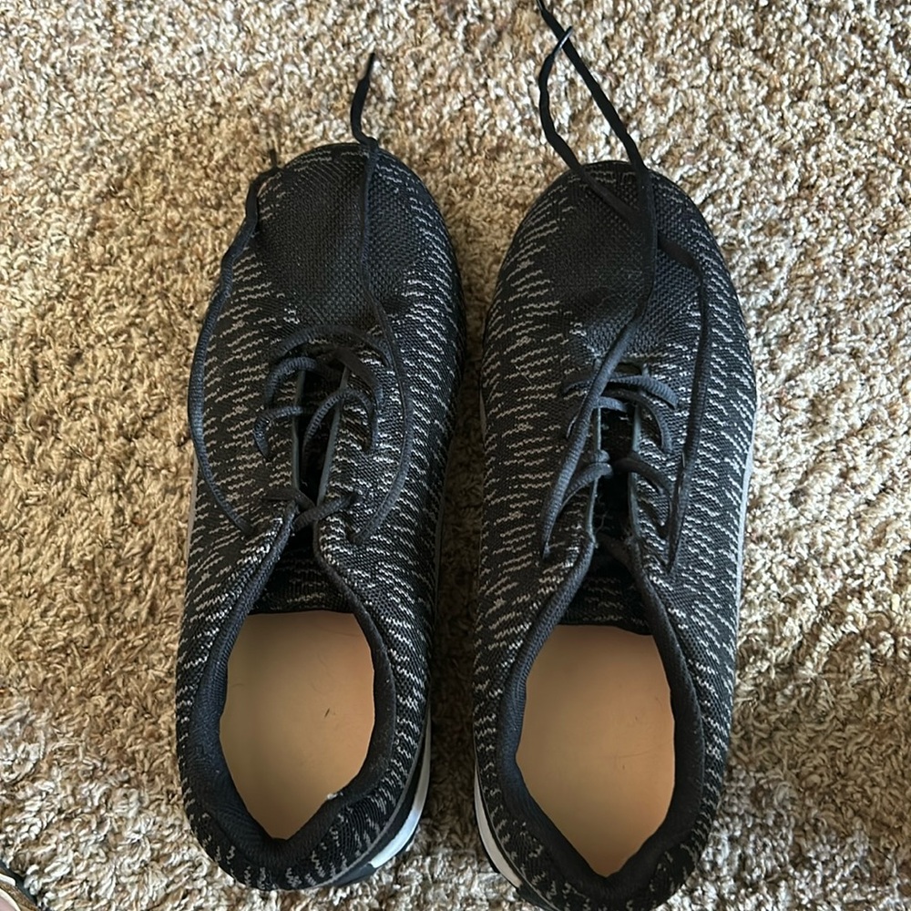 Black/gray men’s athletic shoes. Great condition.